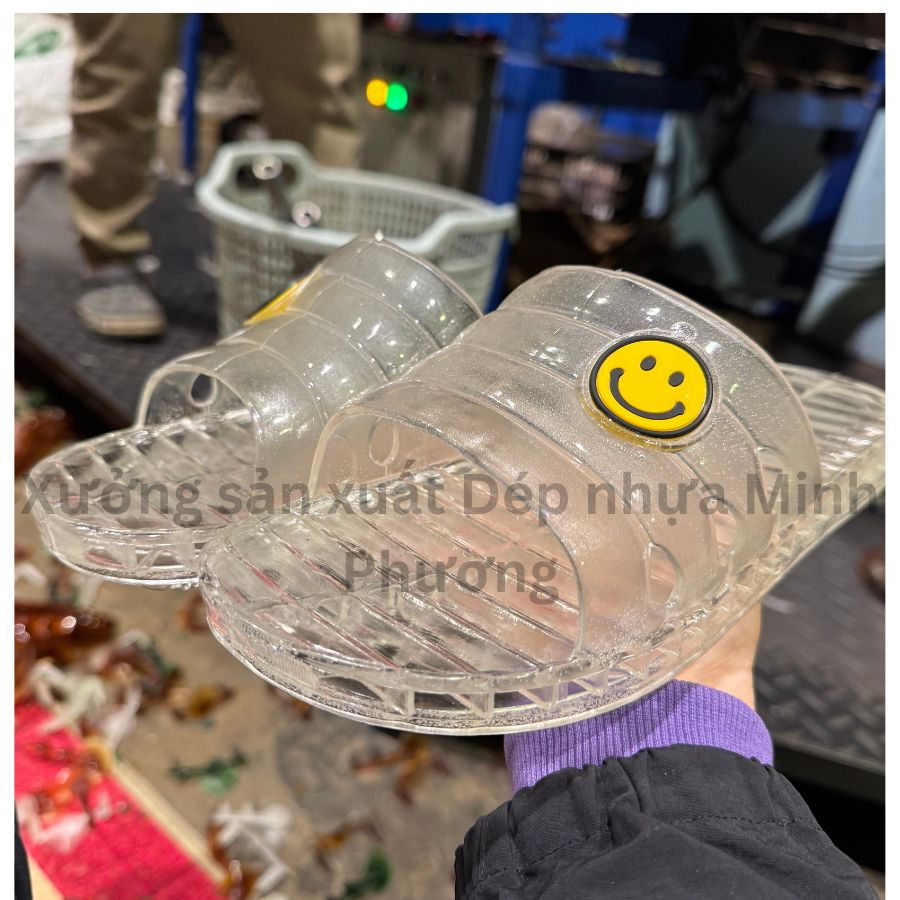 Dép Mặt Cười Nhựa Trong Minh Phương– Dép mang trong nhà chống trơn trượt tiết kiệm 16% - Hình ảnh 2